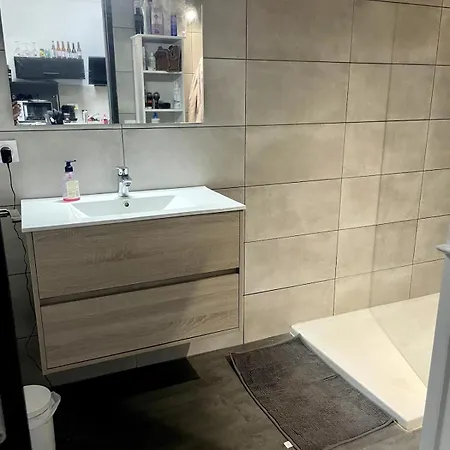 Pleasant Townhouse With Free Parking Dom wakacyjny